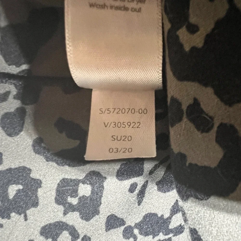 Athleta Salutation II Capri Leggings Olive Green Leopard Print Pockets Womens M